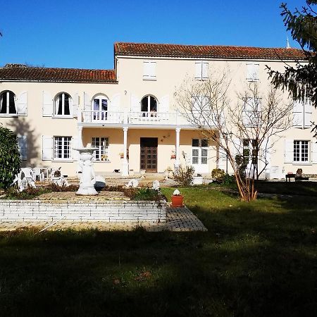 Le Clos des Cèdres b&b La Rochefoucauld Esterno foto