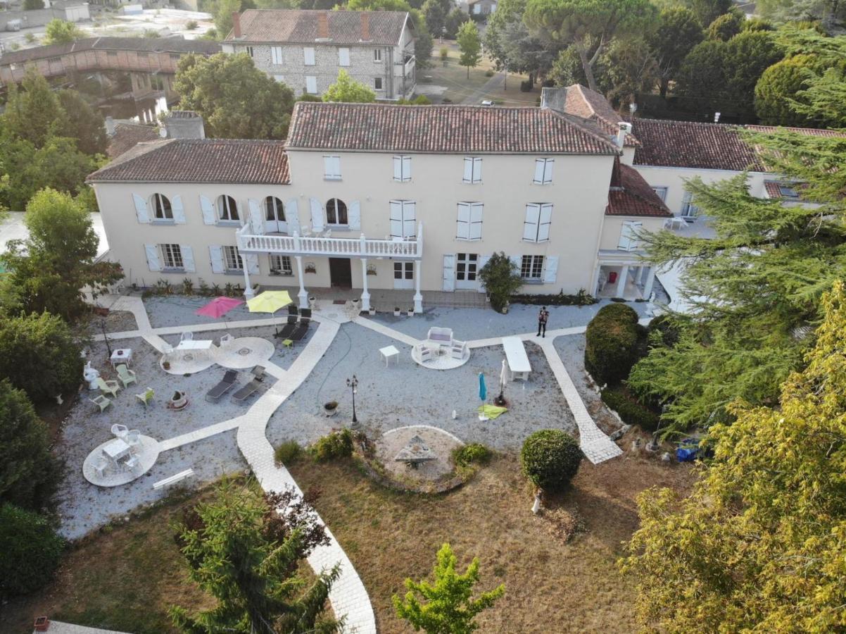 Le Clos des Cèdres b&b La Rochefoucauld Esterno foto