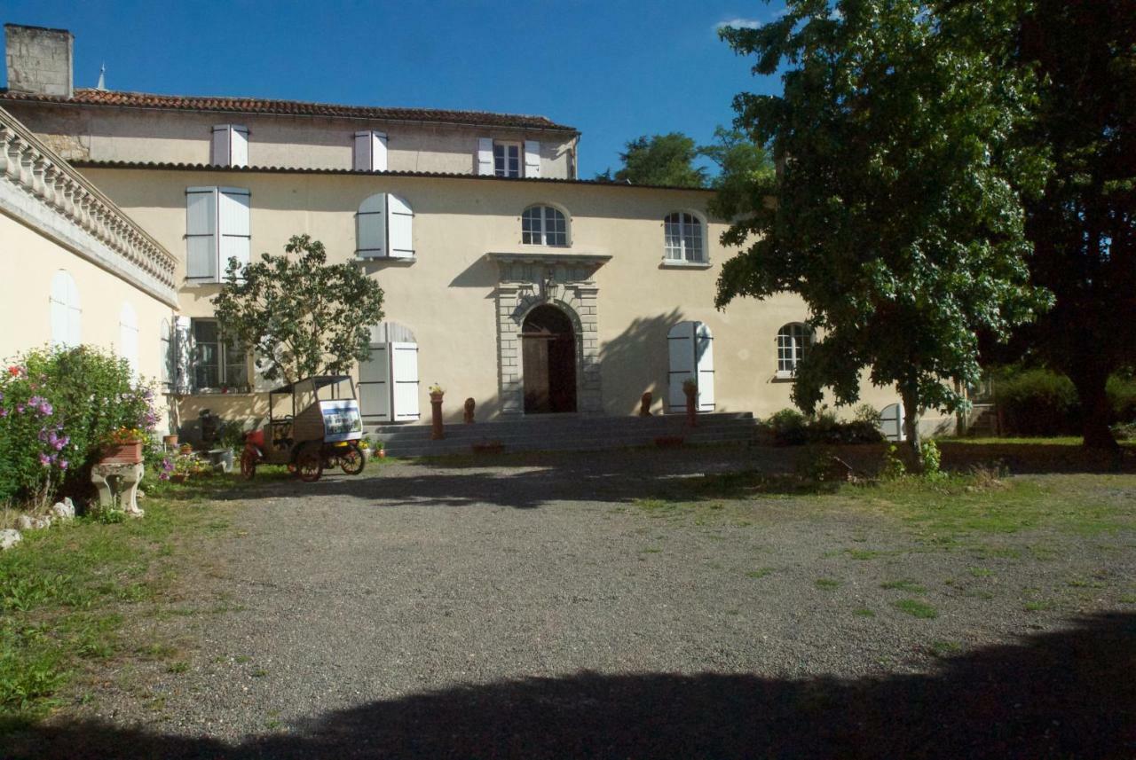 Le Clos des Cèdres b&b La Rochefoucauld Esterno foto