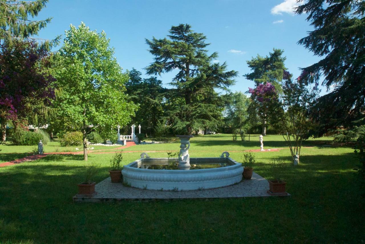 Le Clos des Cèdres b&b La Rochefoucauld Esterno foto