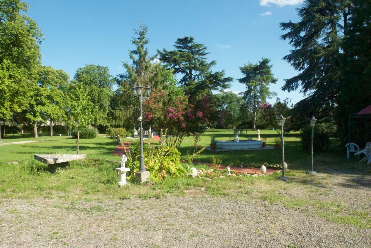 Le Clos des Cèdres b&b La Rochefoucauld Esterno foto