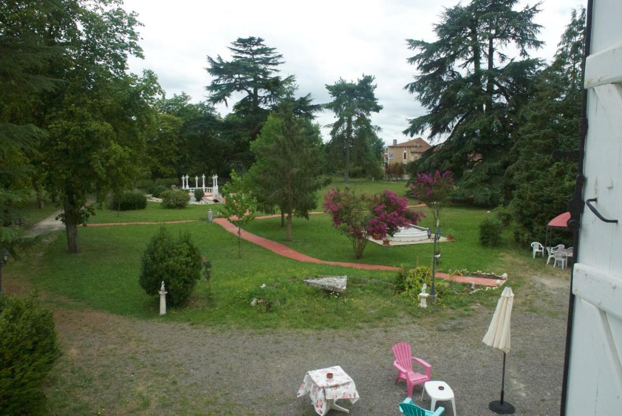 Le Clos des Cèdres b&b La Rochefoucauld Esterno foto