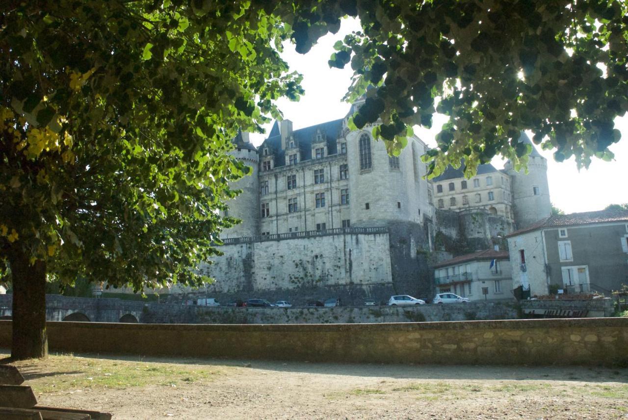 Le Clos des Cèdres b&b La Rochefoucauld Esterno foto
